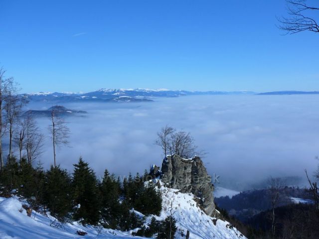 inverzia z�ber zo Skalky pod oblakmi Bansk� Bystrica v pozad� N�zke  a Vysok� Tatry