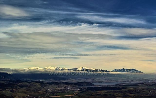 výhled na Vysoké Tatry a Liptovskou Maru z Malinného (Velká Fatra)