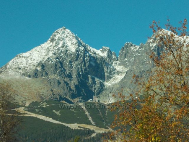 pohled z Tatranské Lomnice na Skalnaté pleso a Lomnický štít