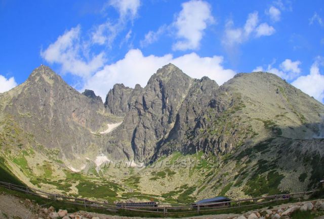 Pohled na Lomnický štít od Skalnatého plesa