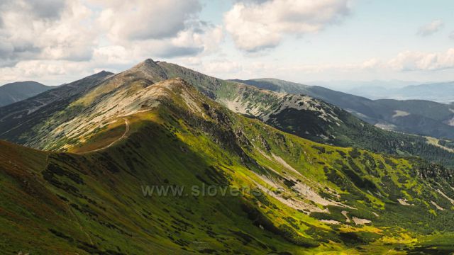 Pohled z pod Krúpové hoľe do Demänovského sedla, přes Konské až na Chopok