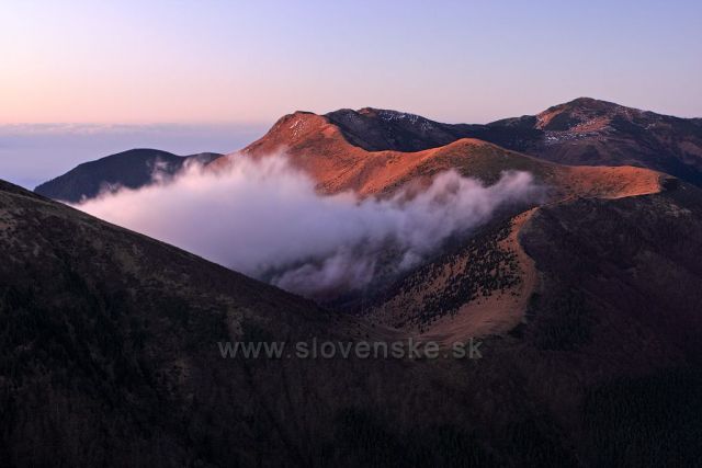 Hlavní hřeben Malé Fatry, vedoucí od vrcholu Stoh přes Poludňový grůň, Hromové, Chleb na Velký Kriváň