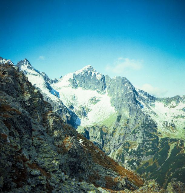 Kolový štít z Velké svišťovky. Foceno fotoaparátem Flexaret IV, film Kodak Ektar.