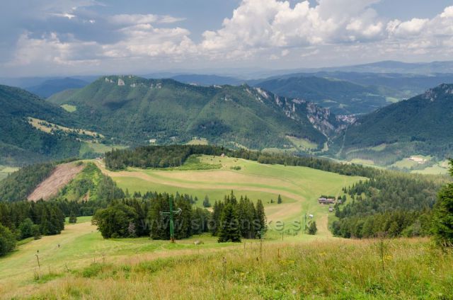 Sjezdovkou dolu - Chatu na Grúni.