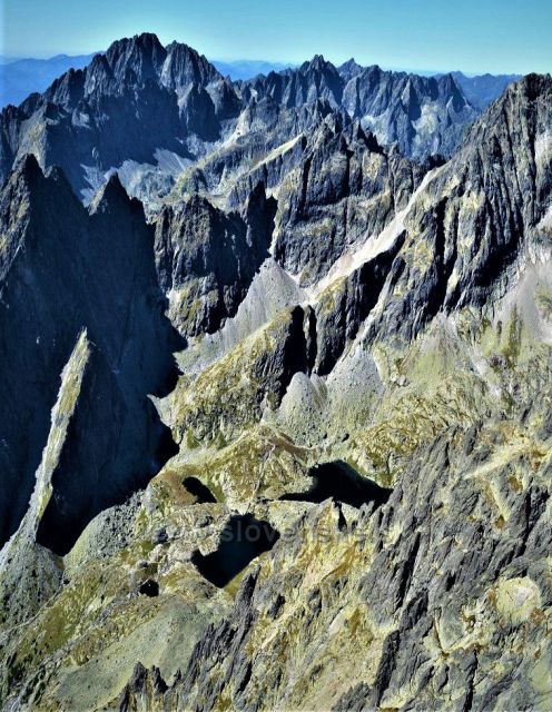 Téryho Chata a Päť Spišských plies pohľadom z Lomnického štítu.